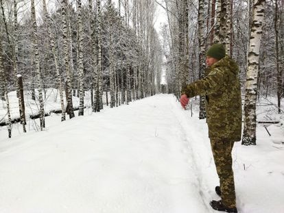 Un guarda fronterizo ucranio patrulla en la linde con Bielorrusia.