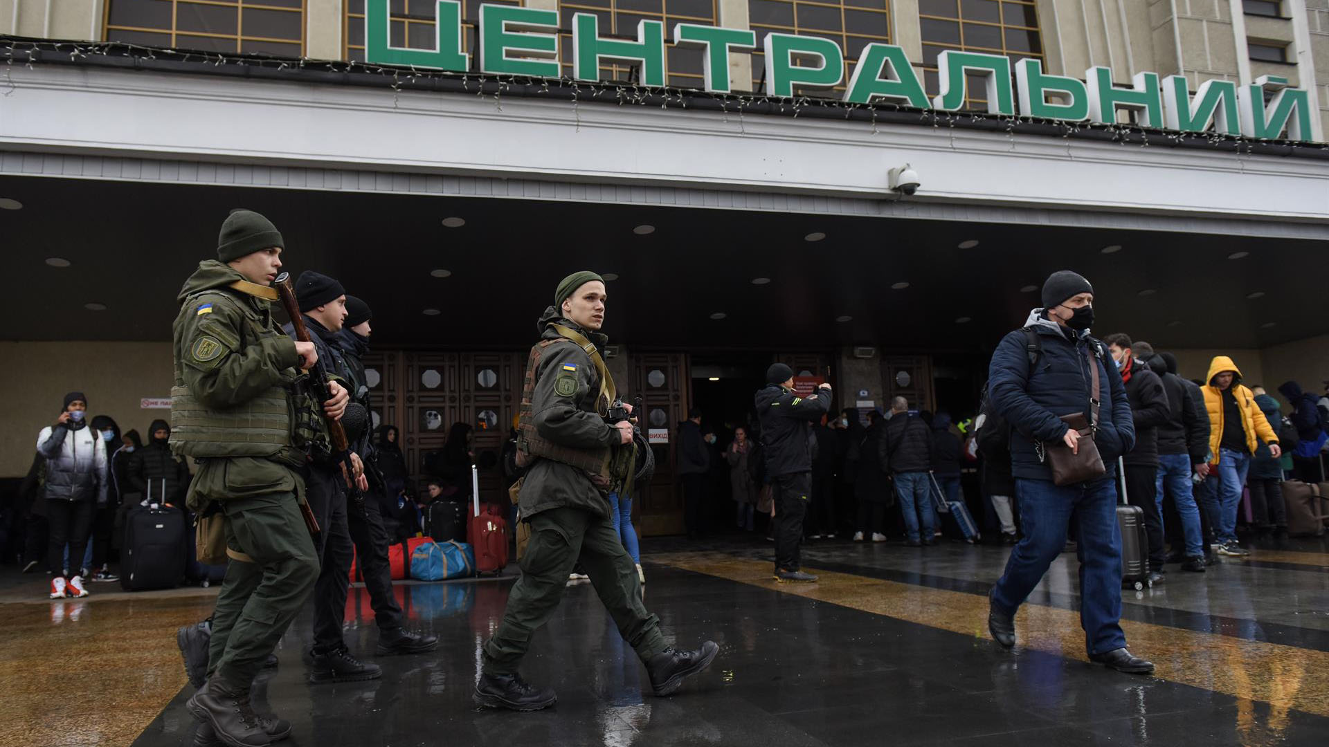 Ucrania rompe relaciones diplomáticas con Rusia mientras miles intentan dejar Kiev