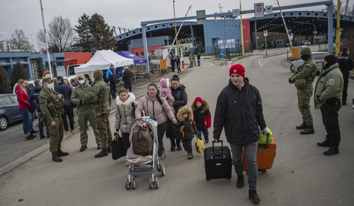 Ucranianos huyen a través de fronteras con la UE ante recrudecimiento de combates