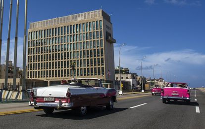 La embajada de EE UU en Cuba, ante el malecón de La Habana.