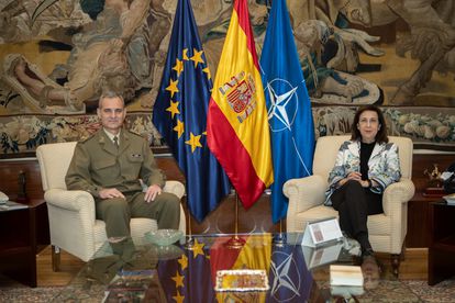 El general Aroldo Lázaro, nuevo jefe de la misión de la ONU en Líbano, con la ministra de Defensa, Margarita Robles.