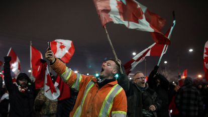 Un tribunal canadiense ordena el levantamiento del bloqueo de camiones en la frontera con EE UU