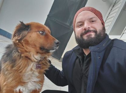 El presidente electo de Chile, Gabriel Boric, posa junto a su perro Brownie  para una foto subida a sus redes sociales.
