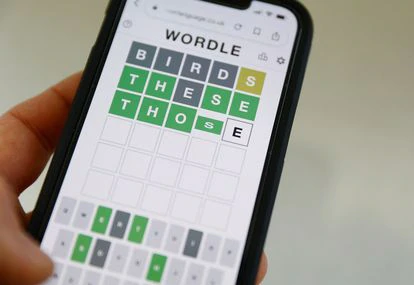 Un usuario juega a Wordle en su teléfono móvil.