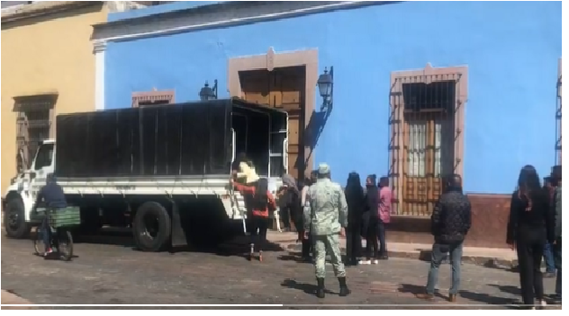 VIDEO: Guardia Nacional acarreó gente para apoyar a AMLO afueras del Teatro de la República, en festejo de la Constitución
