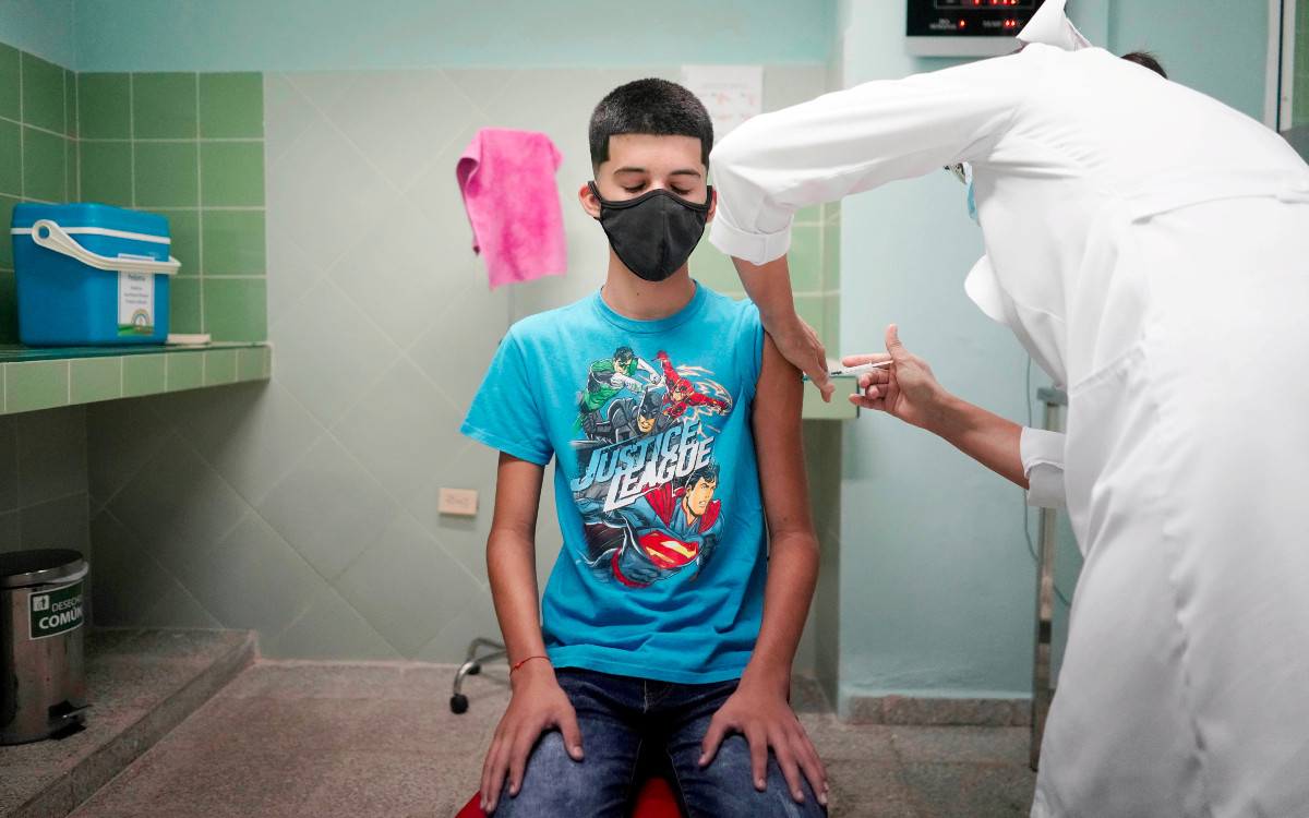 Vacunación en Cuba y su enfoque en niños ayudan a derrotar a ómicron, según expertos