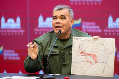 El ministro de Defensa, Vladimir Padrino López, resalta una zona de la frontera entre Venezuela y Colombia, este viernes.