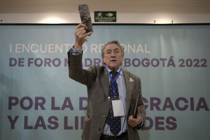 El eurodiputado Hermann Tertsch muestra una piedra lanzada por manifestantes en Bogotá contra el hotel donde se reúne la ultraderecha.