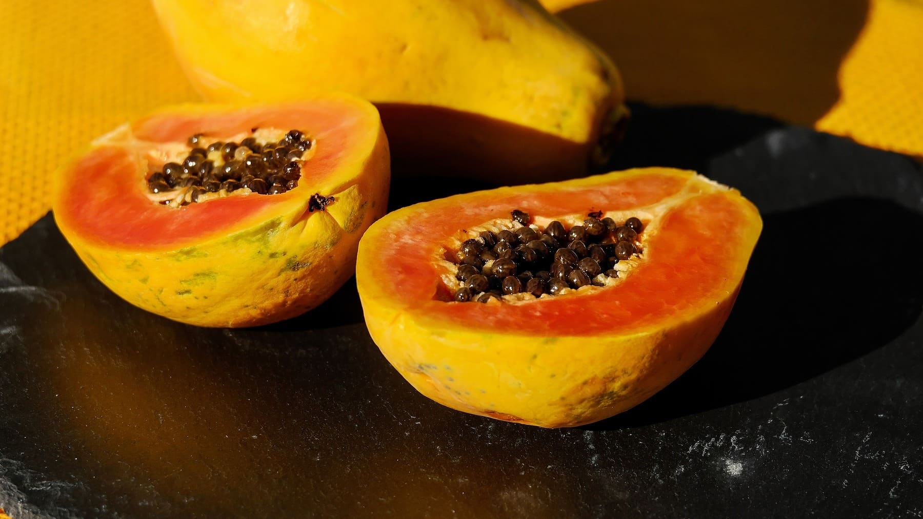 ¿Cuál es la diferencia entre el mango y la papaya?