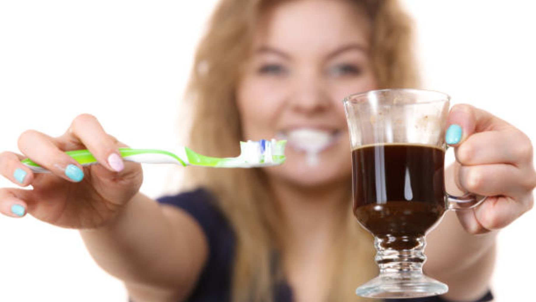 ¿Por qué no debes cepillarte los dientes después de beber café o zumo?