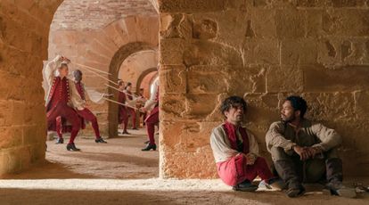 Peter Dinklage (izquierda) y Kelvin Harrison Jr., en 'Cyrano'.