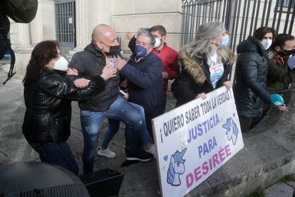 El padre de Desirée, José Manuel Leal (segundo por la izquierda), rodeado de allegados a las puertas de la Audiencia, donde esperaron cada día del juicio la llegada del furgón policial con la acusada.