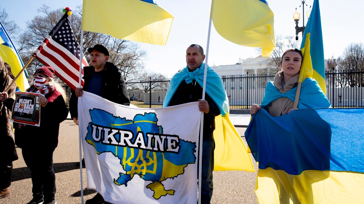 Más de 40 senadores piden a Biden un TPS para ucranianos