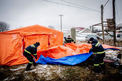 Instalación de una carpa a la salida del poblado rumano de Siret, este miércoles.