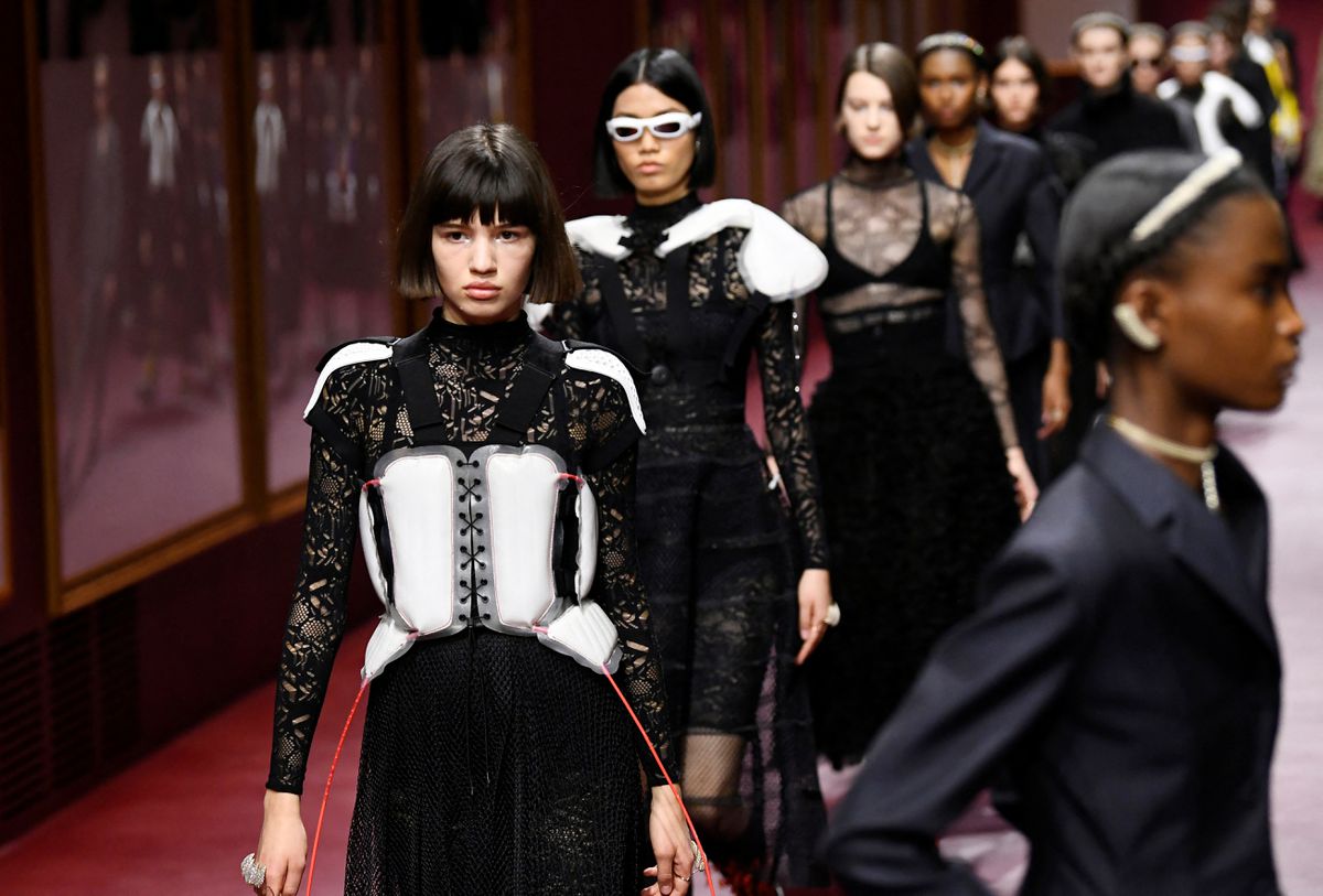 Prendas técnicas y relatos utópicos: la semana de la moda de París viste un futuro incierto