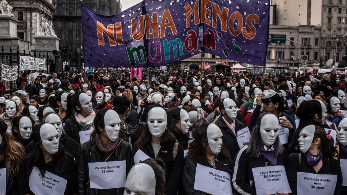El feminismo argentino se levanta contra la violación grupal de una mujer en un coche y a plena luz del día