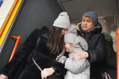 Una niña llora al separarse de su padre en la estación de Kiev