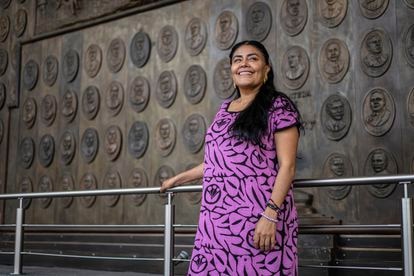 Eufrosina Cruz junto a un mural en el patio de la Cámara de Diputados.