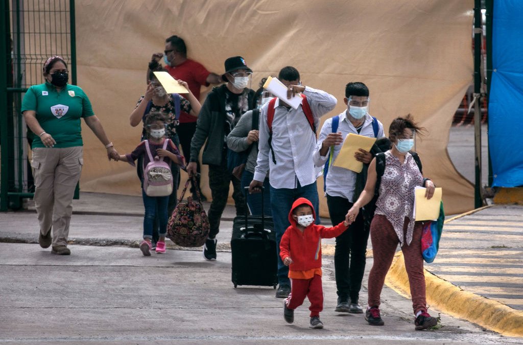 Corte: EEUU no podrá expulsar a familias migrantes bajo Título 42 a países donde estén en peligro