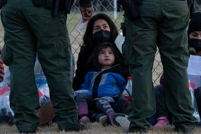 Familias centroamericanas se entregan a elementos de la patrulla fronteriza en busca de asilo humanitario en  La Joya, Texas.