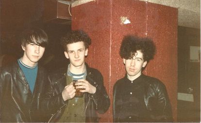 Unos jovencísimos Jesus & Mary Chain (izda. a dcha.) en 1985 junto a  Bobby Gillespie.