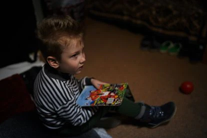 Nikita, de cuatro años, en la estancia de la sala de teatro en la que se refugia junto a sus padres