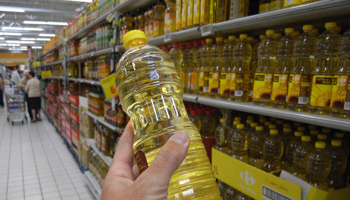 Mercadona, Makro, Consum y otros supermercados comienzan a racionar la venta de aceite de girasol por el conflicto en Ucrania
