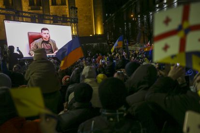 Al menos 15.000 georgianos se reunieron este viernes en Tiflis para escuchar un discurso en directo a los habitantes de varias ciudades europeas del presidente ucranio, Volodímir Zelenski.
