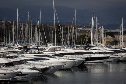 Yates de lujo en el puerto de Antibes, en la Costa Azul francesa. 

