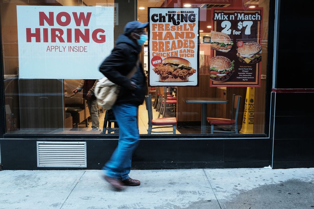 Por qué los restaurantes de Estados Unidos no encuentran camareros