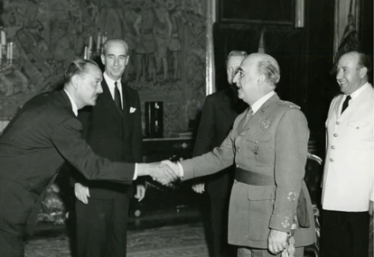 El banquero Alfred Barth saluda a Francisco Franco en Madrid, en 1950.