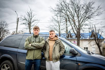 Los lituanos Evaldas Lubrickas y Vytautas Stancikas, a dos kilómetros del paso fronterizo de Siret, este domingo. 