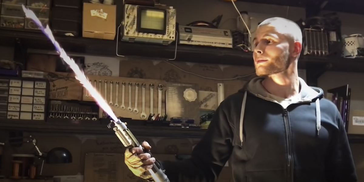 Un YouTuber ruso construyó el primer sable de luz retráctil en funcionamiento del mundo