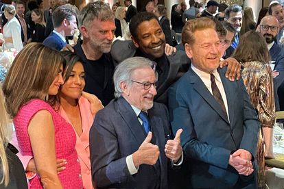 Penélope Cruz, Ariana DeBose, Seteven Spielberg, Paul Thomas Anderson, Denzel Washington y Kenneth Branagh posan para una foto en el almuerzo de nominados del Oscar.