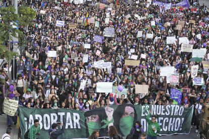 Decenas de mujeres marcharon por las calles de Bogotá.