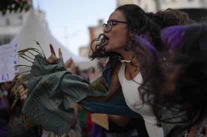 Una mujer grita durante la marcha del 8 de marzo en caracas. 