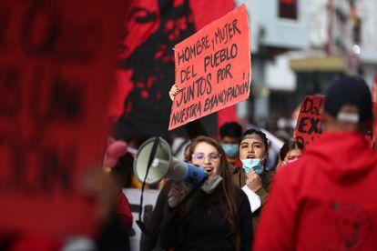 Activistas de la organización Luna Roja marchan por las calles de Quito. 