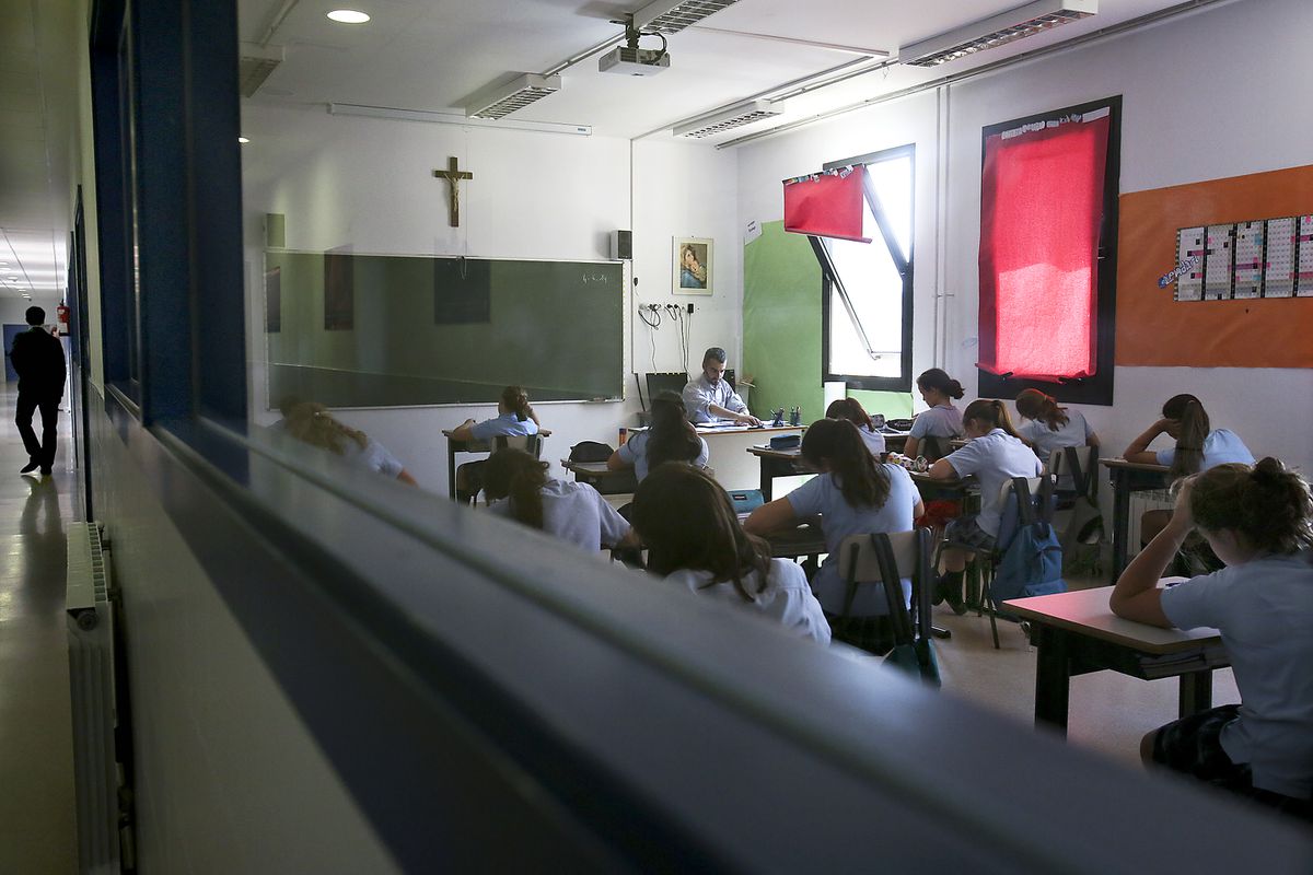 Cómo las escuelas religiosas en Cataluña sortean la ley para mantener la segregación por sexos