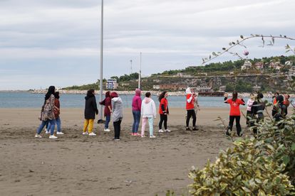 Las mujeres y niñas pasan el tiempo jugando a voleibol con unas voluntarias en la playa del Rafaelo Resort, en Albania.