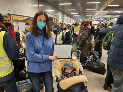 Cora Mohr, de 27 años, ofrece una habitación libre en su casa a refugiados ucranios que llegan a la estación central de Berlín, el lunes pasado.