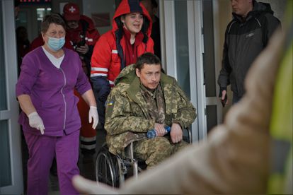 Un militar herido en el ataque de la base militar de Lviv. 