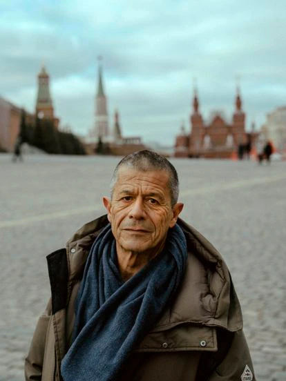 Emmanuel Carrère en la plaza Roja de Moscú, el viernes 4 de marzo. 