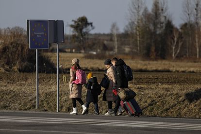 Refugiados ucranios tras cruzar el paso fronterizo de Budomierz, este domingo.