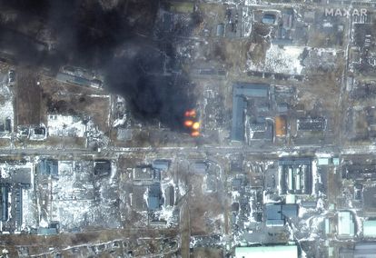Imagen de un satélite de Maxar Technologies, tomada el 12 de marzo, de la destrucción de la ciudad ucrania de Mariupol.