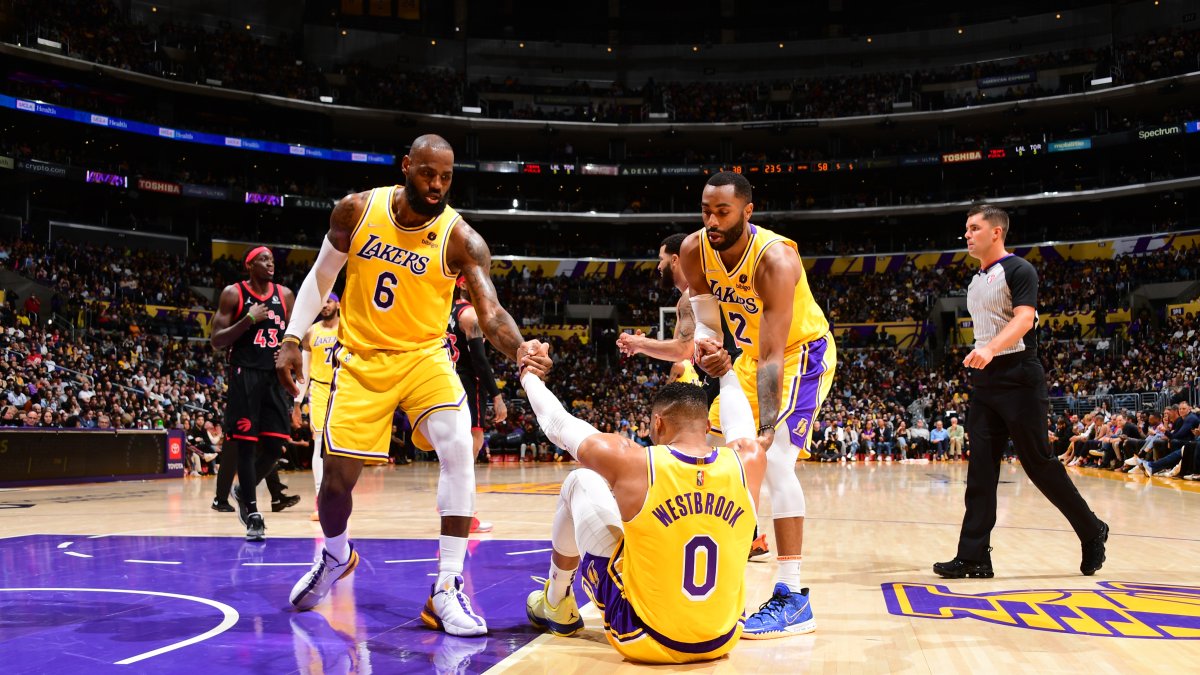 Lakers sufren derrota 114-103 ante los Raptors de Toronto