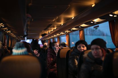 Un autobús lleno de refugiadas ucranias sale del pequeño centro de acogida de Uchodzcow, en Polonia, cerca del paso fronterizo con Ucrania de Dolhobyczow, el 10 de marzo. 