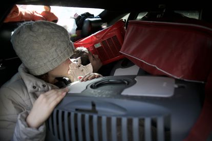 La familia de Denis, en su coche, a la salida del centro de acogida de refugiados de Hrubieszow (Polonia), el 10 de marzo. 