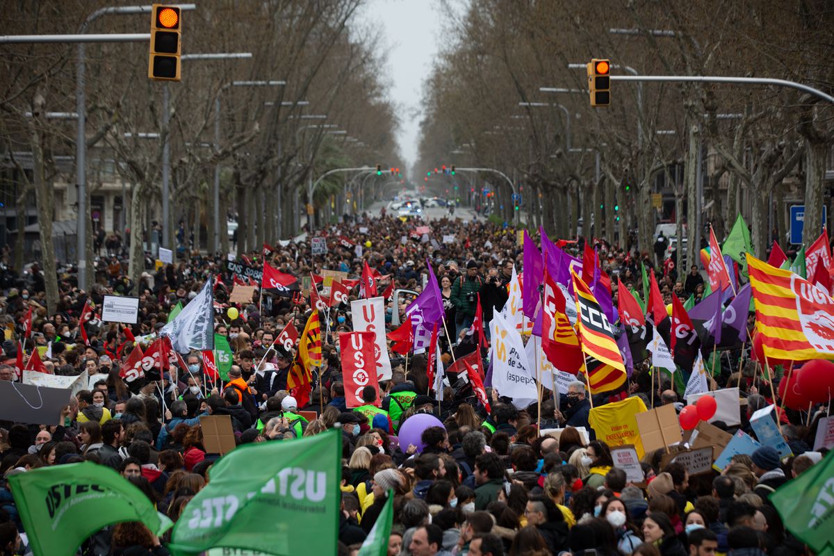 Los sindicatos docentes llenan las calles de Barcelona en la primera jornada de huelga contra el nuevo calendario y los recortes