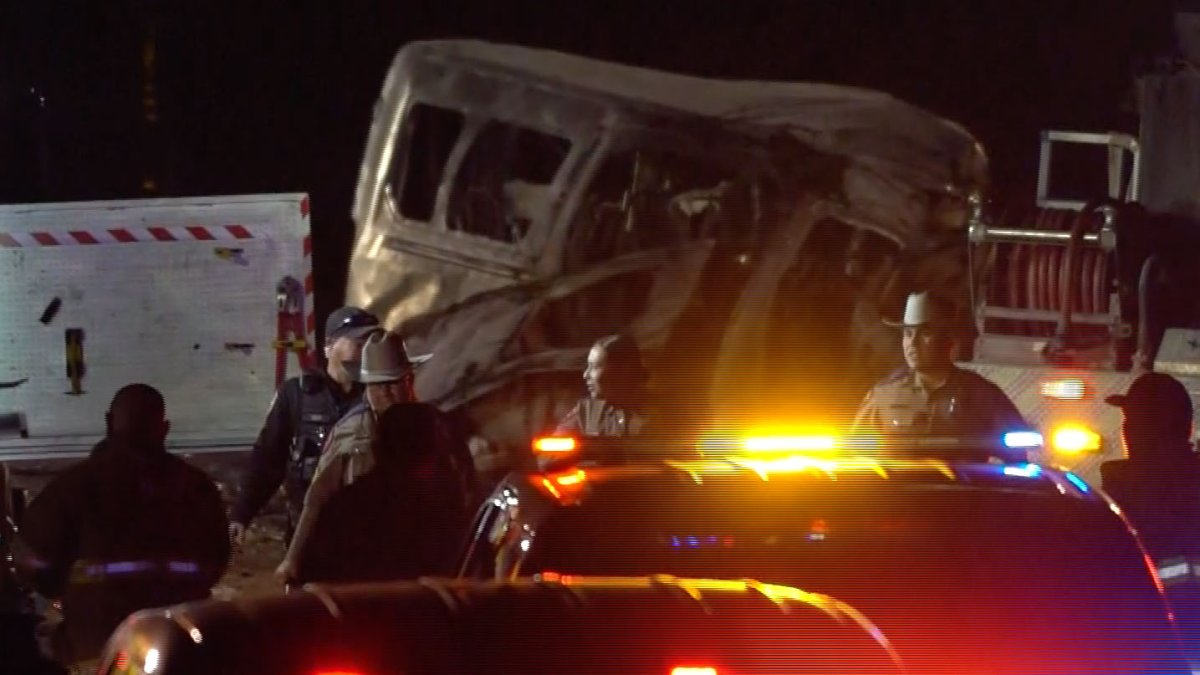Choque entre un minivan y una camioneta deja varios muertos en Texas