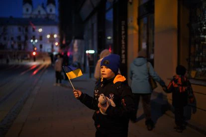 Un niño con una bandera ucrania en el centro de Lviv el domingo.